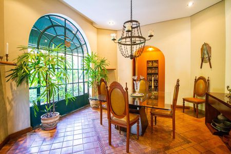 Casa de condomínio para alugar com 600m², 4 quartos e 3 vagasSala