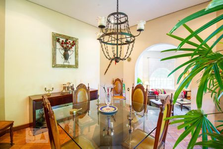 Casa de condomínio para alugar com 600m², 4 quartos e 3 vagasSala