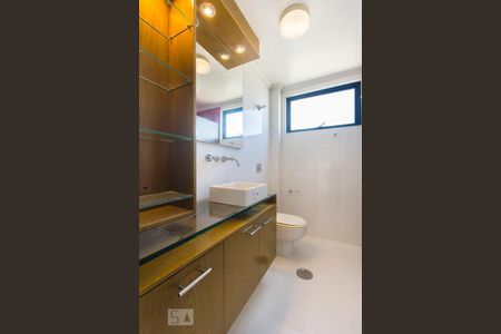 Banheiro de apartamento à venda com 2 quartos, 63m² em Vila Olímpia, São Paulo