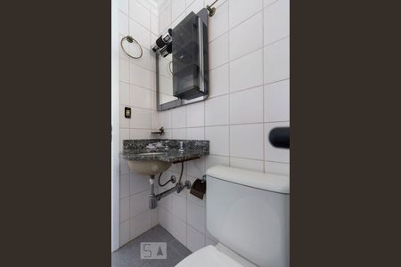 Banheiro social de apartamento à venda com 2 quartos, 54m² em Vila Guarani, São Paulo
