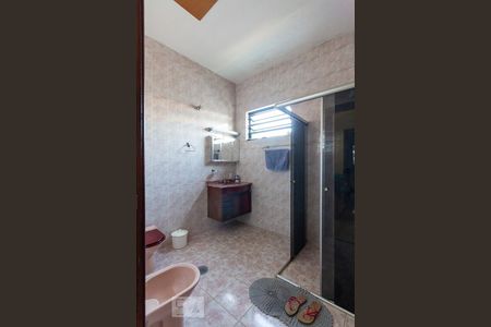 Banheiro social de casa à venda com 3 quartos, 120m² em Saúde, São Paulo