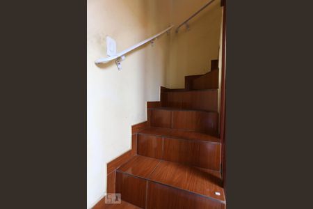 Escada de acesso a segunda suíte de casa à venda com 2 quartos, 110m² em Jaguaré, São Paulo