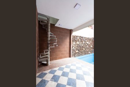 Casa para alugar com 280m², 4 quartos e 2 vagasescada para área de serviço