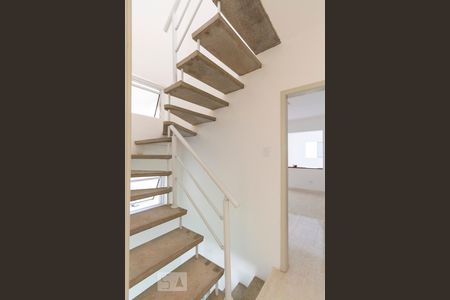 Escada de casa para alugar com 4 quartos, 280m² em Vila Monte Alegre, São Paulo