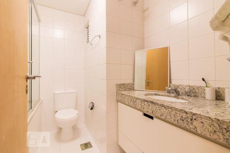 Banheiro de kitnet/studio para alugar com 1 quarto, 58m² em Centro, Curitiba