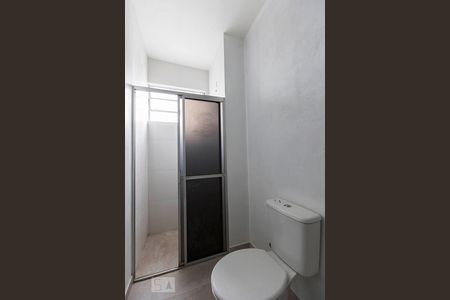 Banheiro de apartamento à venda com 1 quarto, 45m² em Vila João Pessoa, Porto Alegre