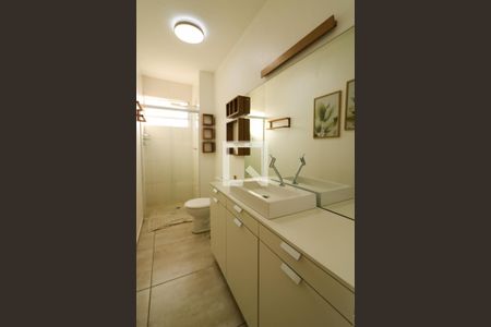 Banheiro de apartamento à venda com 1 quarto, 45m² em Vila João Pessoa, Porto Alegre