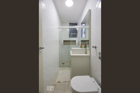 Banheiro de kitnet/studio para alugar com 1 quarto, 40m² em Centro, Florianópolis