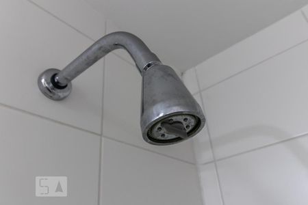 Detalhe do Banheiro do Corredor de apartamento para alugar com 2 quartos, 73m² em Jardim Tupanci, Barueri