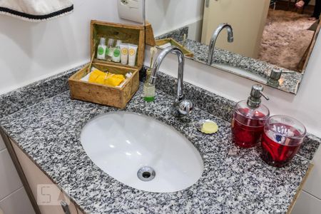 Detalhe do Banheiro do Corredor de apartamento para alugar com 2 quartos, 73m² em Jardim Tupanci, Barueri