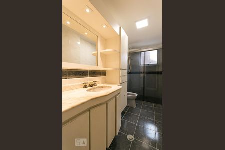 Apartamento à venda com 130m², 3 quartos e 1 vagaBanheiro da suíte 