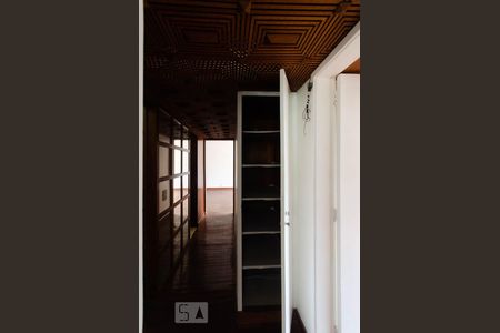 Apartamento à venda com 126m², 3 quartos e 1 vagaArmário embutido no corredor de acesso aos dormitórios