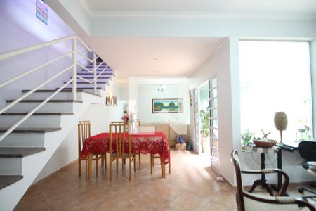 Sala de casa para alugar com 4 quartos, 210m² em Lar São Paulo, São Paulo