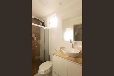 Banheiro de apartamento para alugar com 2 quartos, 50m² em Uberaba, Curitiba