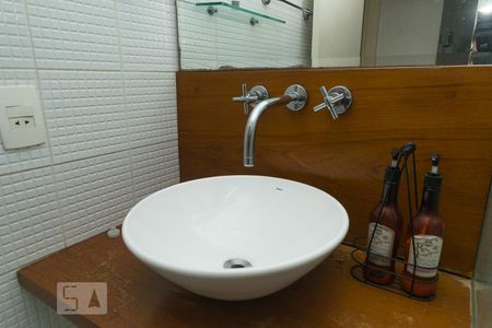 Apartamento à venda com 47m², 1 quarto e 1 vagaDetalhe do banheiro