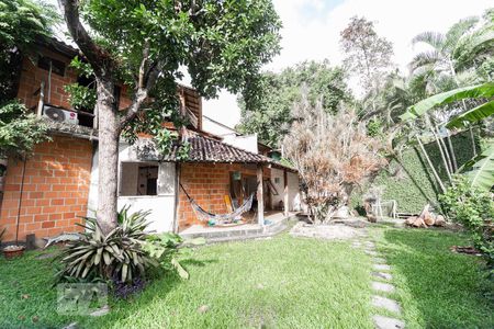 Casa de condomínio à venda com 175m², 3 quartos e 1 vagaJardim