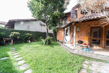 Casa de condomínio à venda com 175m², 3 quartos e 1 vagaJardim