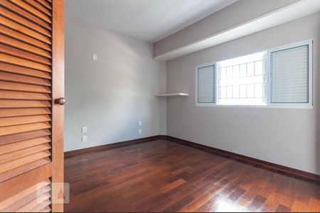 Casa à venda com 300m², 4 quartos e 3 vagas Casa à venda com 300m², 4 quartos e 3 vagasQuarto 2