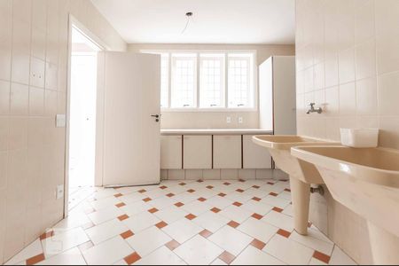 Casa à venda com 300m², 4 quartos e 3 vagas Casa à venda com 300m², 4 quartos e 3 vagasLavanderia