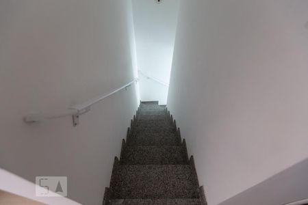 Escada de casa para alugar com 3 quartos, 120m² em Chácara Seis de Outubro, São Paulo