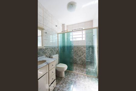 Banheiro de apartamento à venda com 2 quartos, 56m² em Cristal, Porto Alegre