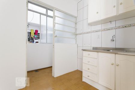 Cozinha de apartamento para alugar com 1 quarto, 42m² em Passo da Areia, Porto Alegre
