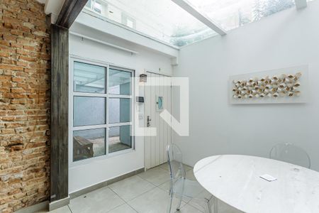 Sala de casa de condomínio para alugar com 2 quartos, 180m² em Chácara Itaim, São Paulo