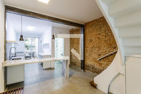 Sala de casa de condomínio para alugar com 2 quartos, 180m² em Chácara Itaim, São Paulo