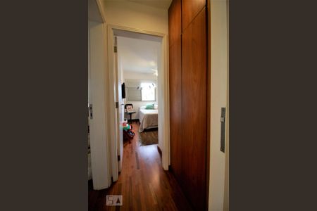 Corredor de apartamento à venda com 3 quartos, 136m² em Real Parque, São Paulo