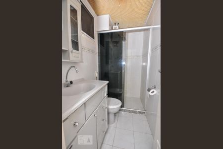 Banheiro de apartamento para alugar com 2 quartos, 54m² em Jacarepaguá, Rio de Janeiro