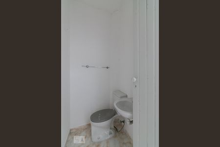 Banheiro de serviço  de casa para alugar com 1 quarto, 66m² em Jardim Seckler, São Paulo