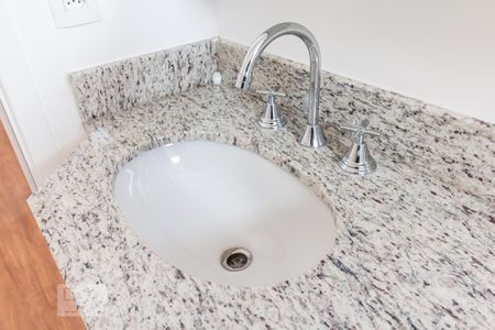 Apartamento à venda com 76m², 3 quartos e 2 vagas Apartamento à venda com 76m², 3 quartos e 2 vagasDetalhe do Banheiro do Corredor