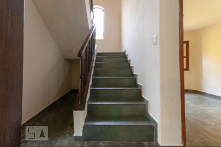 Casa para alugar com 350m², 5 quartos e sem vaga Casa para alugar com 350m², 5 quartos e sem vagaEscada