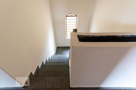 Casa para alugar com 350m², 5 quartos e sem vaga Casa para alugar com 350m², 5 quartos e sem vagaEscada vista superior