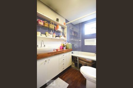 Apartamento para alugar com 256m², 3 quartos e 4 vagas Apartamento para alugar com 256m², 3 quartos e 4 vagasBanheiro suíte 2