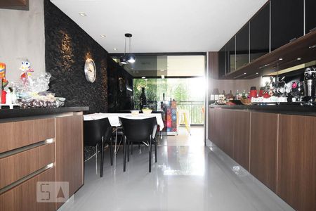 Apartamento para alugar com 256m², 3 quartos e 4 vagas Apartamento para alugar com 256m², 3 quartos e 4 vagasCozinha