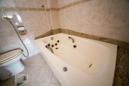 Apartamento à venda com 135m², 4 quartos e 1 vagaBanheiro da suíte 