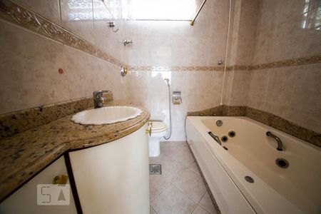 Apartamento à venda com 135m², 4 quartos e 1 vagaBanheiro da suíte 