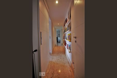 Corredor de apartamento para alugar com 3 quartos, 150m² em Vila Sônia, São Paulo