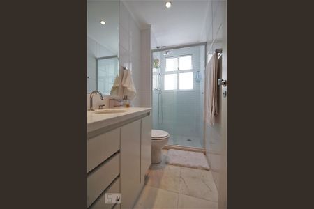 Banheiro da suíte 1 de apartamento para alugar com 3 quartos, 150m² em Vila Sônia, São Paulo