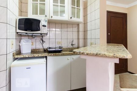 Cozinha de apartamento para alugar com 1 quarto, 40m² em Água Verde, Curitiba