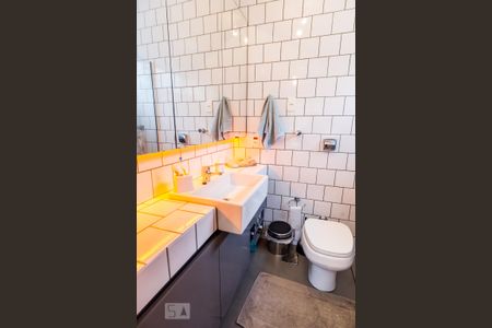 Banheiro de apartamento à venda com 1 quarto, 47m² em Petrópolis, Porto Alegre