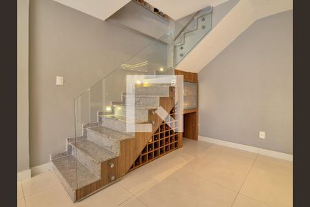 Apartamento à venda com 370m², 3 quartos e 4 vagas Apartamento à venda com 370m², 3 quartos e 4 vagasEscada