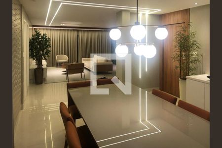 Apartamento à venda com 370m², 3 quartos e 4 vagas Apartamento à venda com 370m², 3 quartos e 4 vagasSala de Jantar