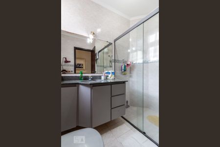Casa de condomínio à venda com 340m², 3 quartos e 4 vagas Casa de condomínio à venda com 340m², 3 quartos e 4 vagasBanheiro do Corredor