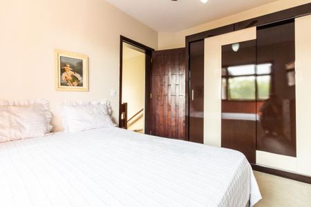 Casa de condomínio à venda com 340m², 3 quartos e 4 vagas Casa de condomínio à venda com 340m², 3 quartos e 4 vagasQuarto 1