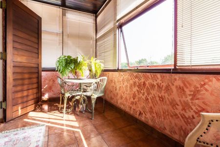 Casa de condomínio à venda com 340m², 3 quartos e 4 vagas Casa de condomínio à venda com 340m², 3 quartos e 4 vagasVaranda da Suíte