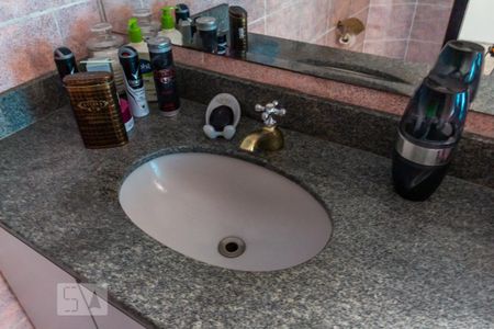 Casa de condomínio à venda com 340m², 3 quartos e 4 vagas Casa de condomínio à venda com 340m², 3 quartos e 4 vagasDetalhe do Banheiro da Suíte