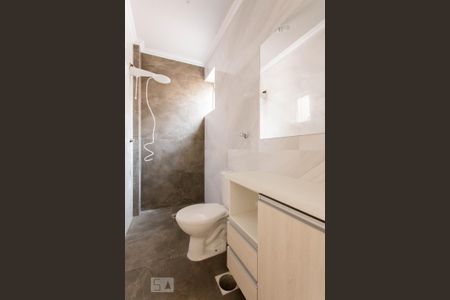Banheiro de apartamento para alugar com 1 quarto, 41m² em Vila Jardim, Porto Alegre