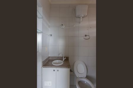 Banheiro de apartamento à venda com 1 quarto, 48m² em Azenha, Porto Alegre